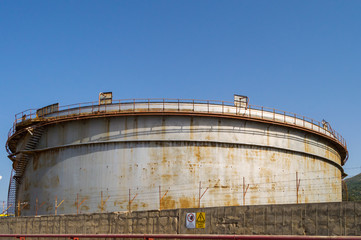 Stainless steel tank for the storage of crude oil