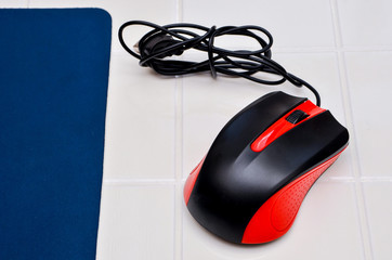 mouse lies on the rug, the user clicks on the mouse with a computer