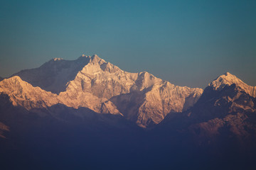 Mount Kanchenjunga-piek met sneeuw in de stralen van de zonsopgang - de berg, de derde op hoogte, in de wereld, op de grens van Nepal en de Indiase staat Sikkim.