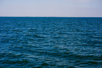 Obraz premium the blue ocean with dull clouds on a lovely sunny day