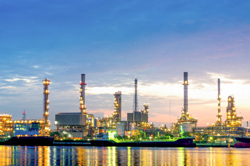 Obraz na płótnie Canvas Oil refinery in morning