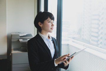 タブレットを使う女性