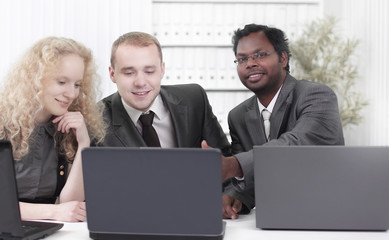 business team discussing business issues in office.