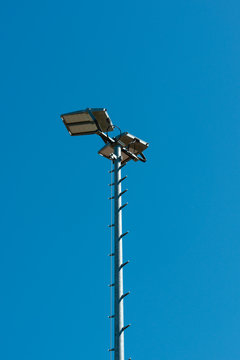 Flutlichtmast bei einem Sportplatz