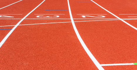 Laufbahnmarkierung auf einer Leichtathletikbahn