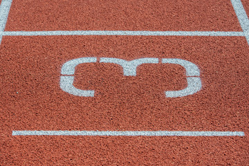Laufbahnmarkierung auf einer Leichtathletikbahn