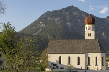 Fototapeta na wymiar Church in the little village Heitervang in Austria