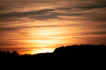 couché de soleil sur a foret