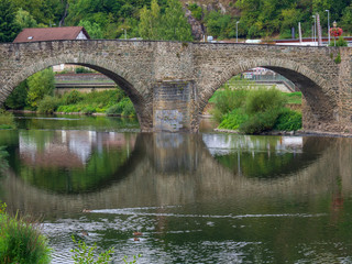 Fototapeta premium Alte Brücke über die Lahn inm Runkel