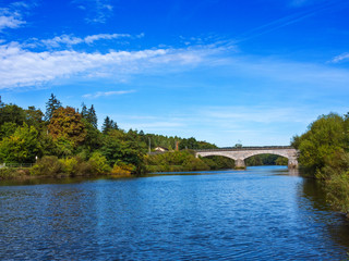 Fototapeta premium Die Lahn bei blauem Himmel im Sommer