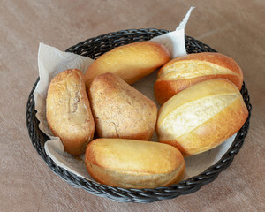 Brötchen in einem Brötchenkorb