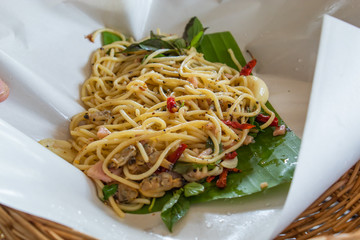 The spaghetti spicy fried clams on the banana leaves.