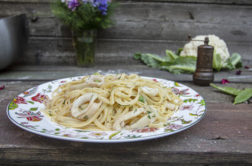 паста с кальмарами и горошком © juliakirillova