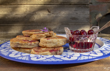 пирожки с вишней 