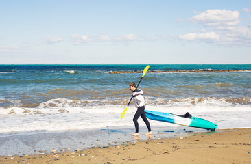 Man holding kayak oar against the sea
