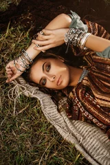 Abwaschbare Fototapete Zigeuner lügendes Hippie-Mädchen