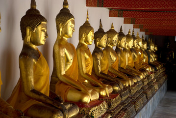 Reihe mit goldenen Buddha Statuen in Tempel, Thailand