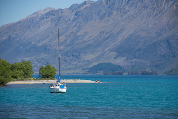 <ニュージーランド>グレノーキー　湖に浮かぶヨット