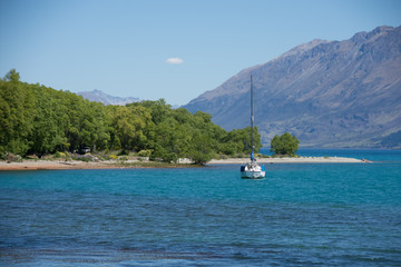 <ニュージーランド>グレノーキー　湖に浮かぶヨット