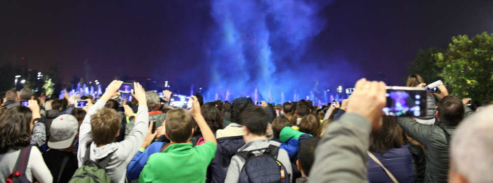 Ragazzi scattano foto al concerto