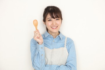 スプーンを持つ女性