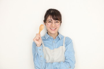 スプーンを持つ女性