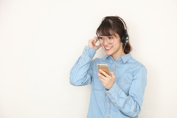 ヘッドフォン　女性