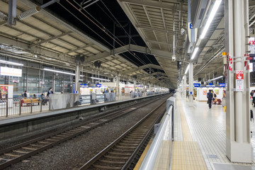 Obraz premium Kyoto, Japan-April 10,2017, Platform scene of Kyoto station, Kyoto, Japan.