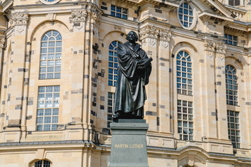 Fototapeta na wymiar Martin Luther Statue an der Dresdener Frauenkirche in Sachsen in Deutschland