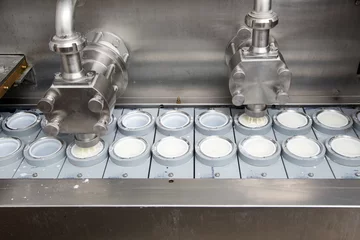 Cercles muraux Produits laitiers Final Stage Of Production Yogurt-Filling Yogurt Into Plastic Glasses In Modern Dairy