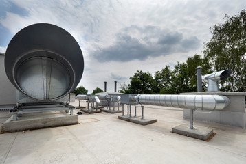 Elementy klimatyzacji i wentylacji umieszczone na dachu budynku