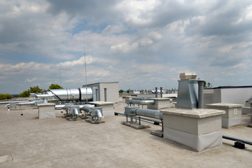 Elementy klimatyzacji i wentylacji umieszczone na dachu budynku