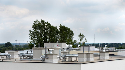 Elementy klimatyzacji i wentylacji umieszczone na dachu budynku - obrazy, fototapety, plakaty