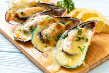 mussel baked with cheese