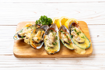 mussel baked with cheese