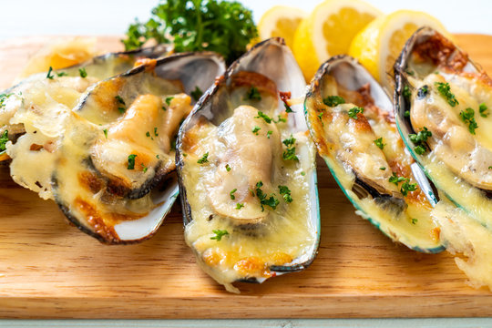 Mussel Baked With Cheese