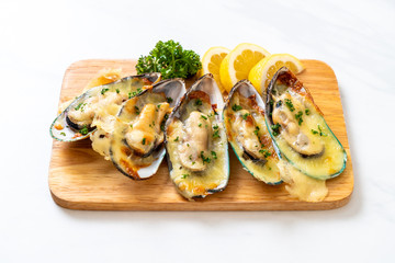 mussel baked with cheese