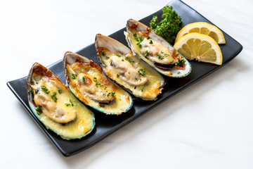 mussel baked with cheese