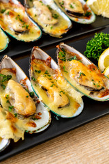 mussel baked with cheese