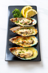 mussel baked with cheese
