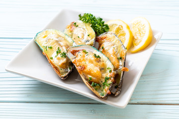 mussel baked with cheese