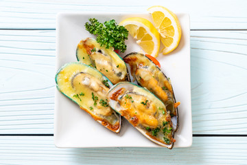 mussel baked with cheese