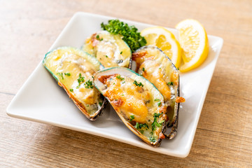 mussel baked with cheese