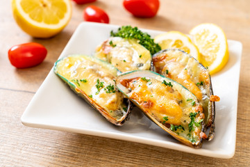 mussel baked with cheese