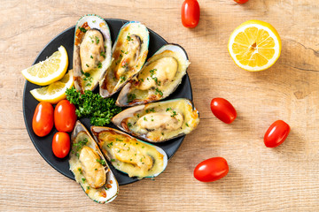 mussel baked with cheese
