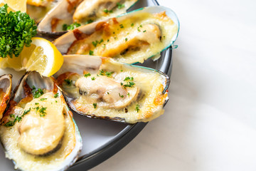 mussel baked with cheese