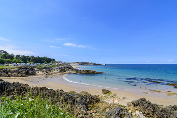 Fototapeta na wymiar Playa de Comillas en Cantabria, España
