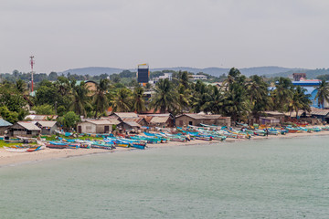 Obraz premium TRINCOMALEE, SRI LANKA - JULY 23, 2016: Boats on a sea coast in Trincomalee, Sri Lanka