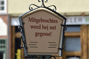 hinweisschild in einem restaurant  im hessenpark bei neu-anspach: keine mitgebrachten speisen essen