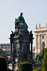 Obraz premium Statue der Kaiserin Maria Theresia vor dem Naturkundemuseum in Wien